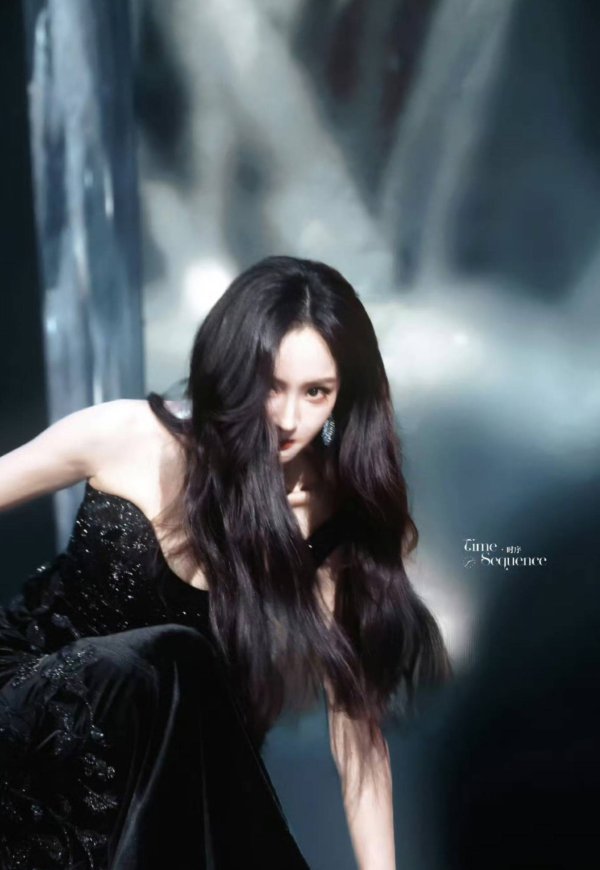 千里马配资 杨幂摔出绝美神图！临场反应+颜值，内娱独一份！